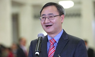 全國(guó)政協(xié)委員吳浩在&ldquo;委員通道&rdquo;接受采訪