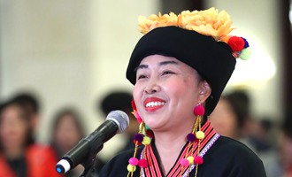 全國(guó)政協(xié)委員張敏在&ldquo;委員通道&rdquo;接受采訪