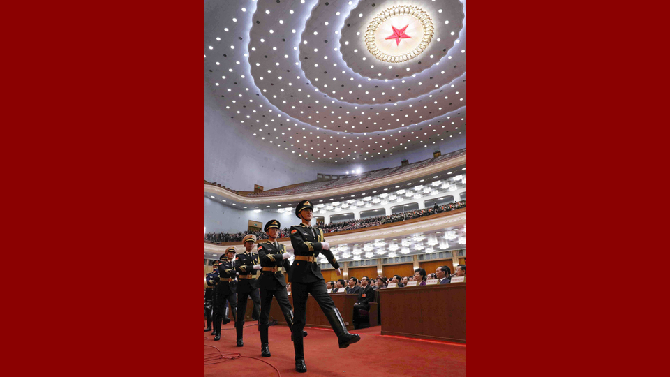 陸?？杖妰x仗兵正步行進(jìn)至主席臺前