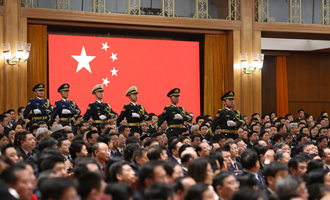 陸?？杖妰x仗兵正步行進(jìn)