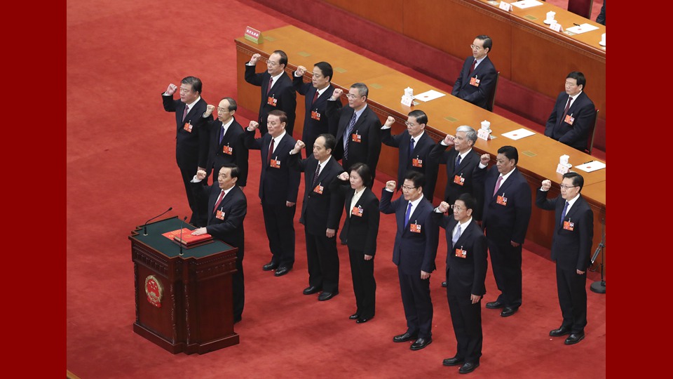 新當(dāng)選的全國人大常委會副委員長、秘書長進(jìn)行憲法宣誓