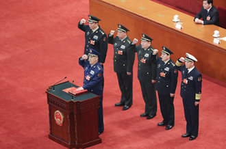 中央軍委副主席、委員進行憲法宣誓