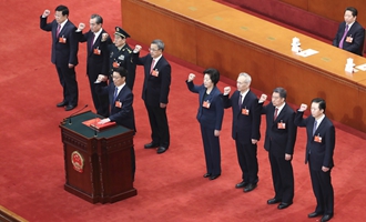 國(guó)務(wù)院副總理、國(guó)務(wù)委員、秘書長(zhǎng)進(jìn)行憲法宣誓