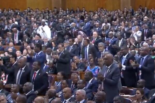 辛識(shí)平：掌聲，激蕩聚同心