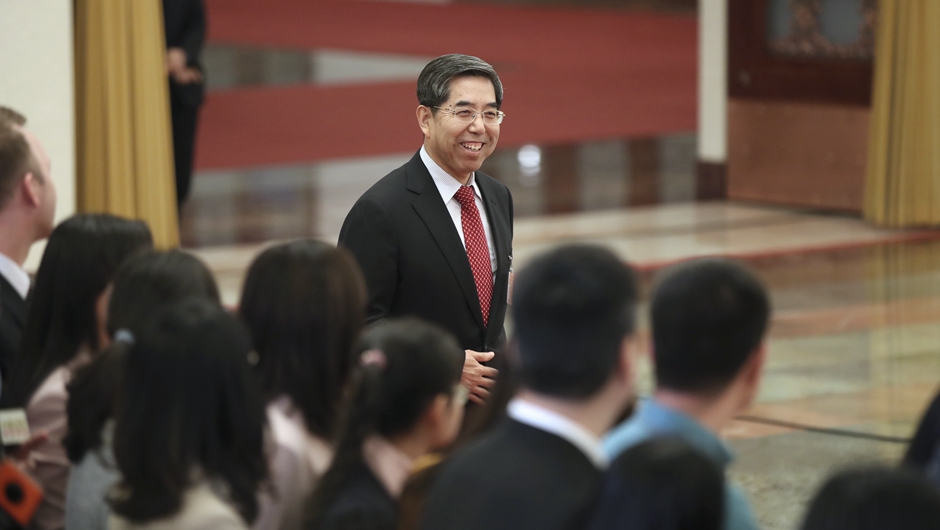 馬建堂步入&ldquo;部長通道&rdquo;，準(zhǔn)備接受采訪