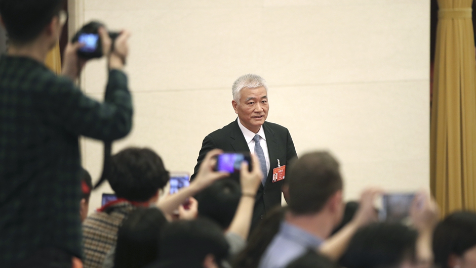 王志剛步入&ldquo;部長通道&rdquo;，準(zhǔn)備接受采訪