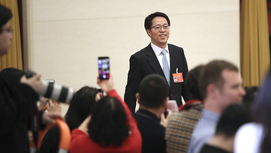 張曉明步入&ldquo;部長通道&rdquo;，準(zhǔn)備接受采訪