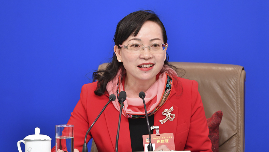 全國政協(xié)委員、湖南省湘西土家族苗族自治州政協(xié)副主席 石紅