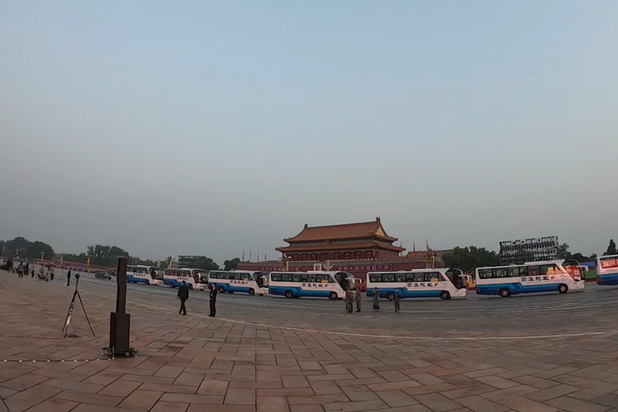 10月1日清晨的天安門城樓和長安街，燈火通明，正在準備慶祝大會的工作人員雖然緊張忙碌，但仍顯得井然有序