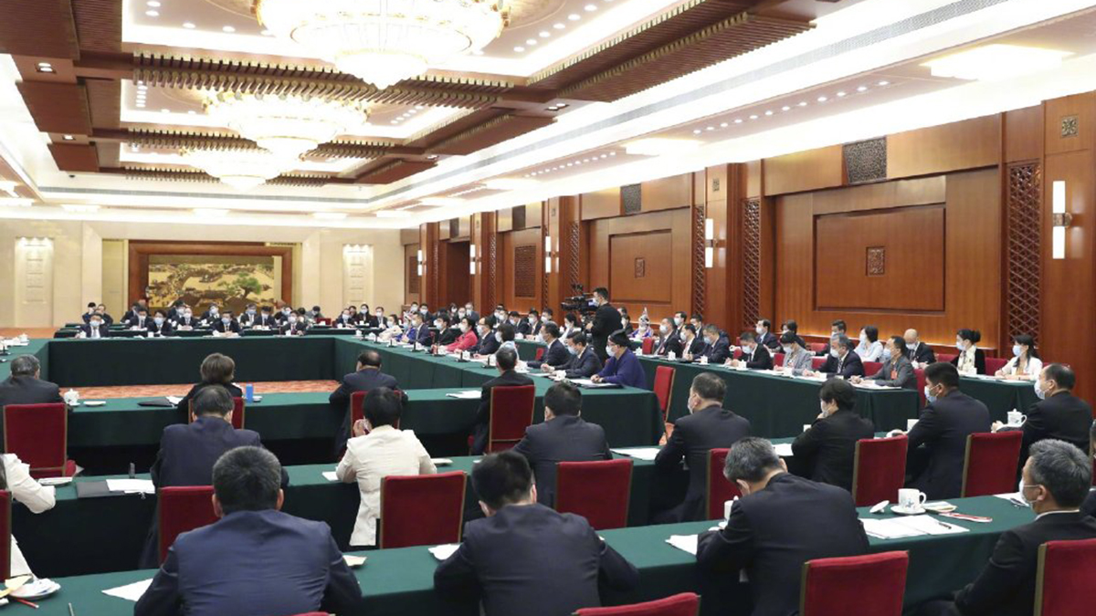 出席十三屆全國人大三次會議的代表團分組審議政府工作報告，來看審議現(xiàn)場