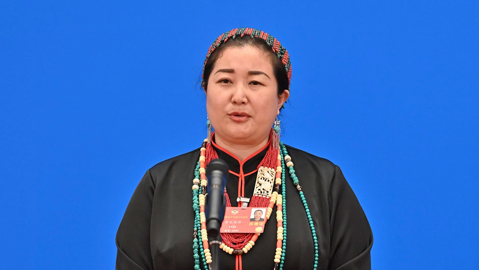 全國(guó)政協(xié)委員貢覺(jué)曲珍接受媒體采訪(fǎng)