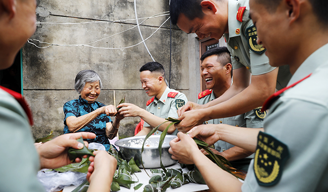 端午節(jié)，家里來(lái)了親人子弟兵