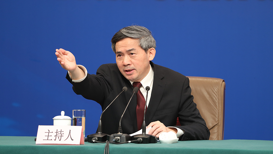 主持人邀請(qǐng)記者提問(wèn)