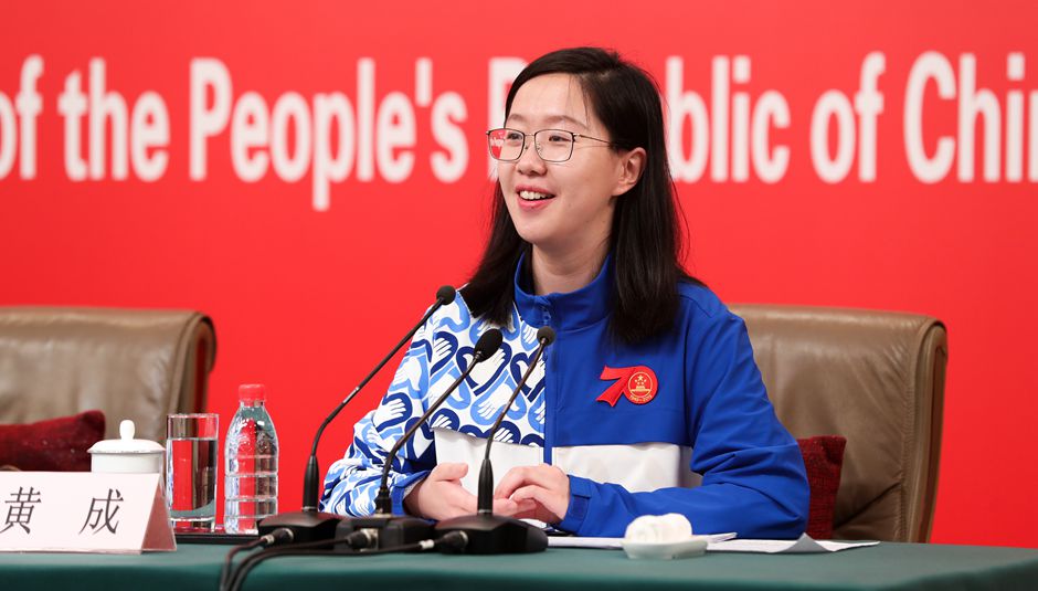 志愿者代表、清華大學(xué)經(jīng)濟(jì)管理學(xué)院四年級(jí)博士生黃成介紹相關(guān)情況