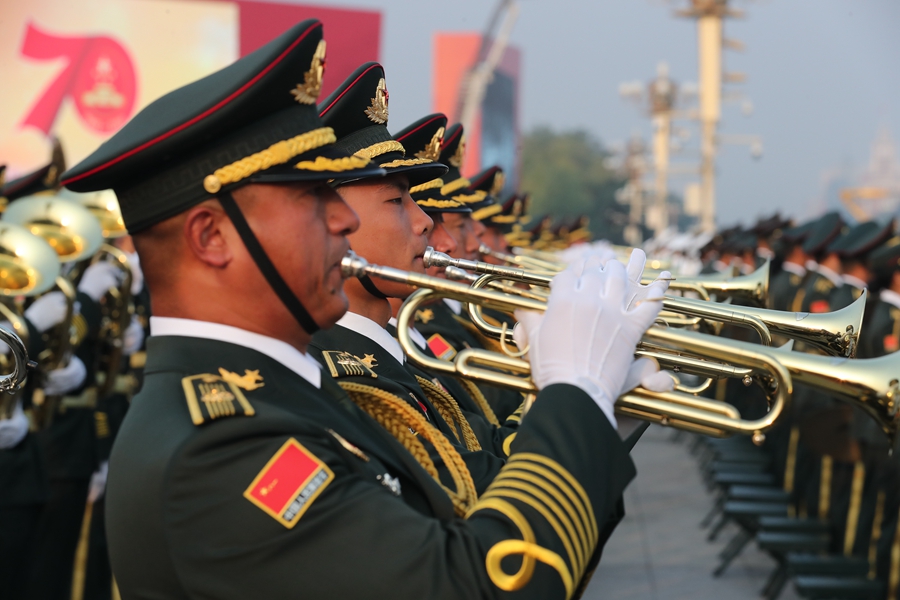 解放軍聯合軍樂團在廣場就位后進行準備工作和試奏。據了解，解放軍聯合軍樂團此次演奏是從開國大典至今歷次閱兵以來演奏曲目最多的一次，不少曲目是為此次閱兵量身打造的全新作品，此次也是歷次女演奏員最多的一次。