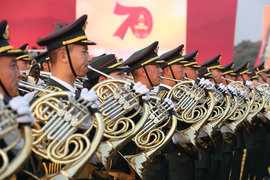 解放軍聯合軍樂團在廣場就位后進行準備工作和試奏。據了解，解放軍聯合軍樂團此次演奏是從開國大典至今歷次閱兵以來演奏曲目最多的一次，不少曲目是為此次閱兵量身打造的全新作品，此次也是歷次女演奏員最多的一次。