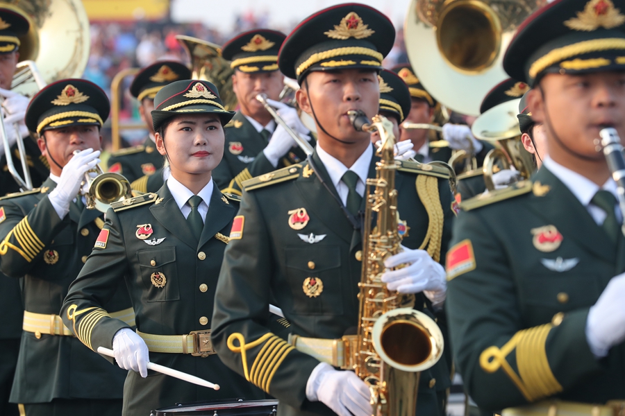 解放軍聯合軍樂團在廣場就位后進行準備工作和試奏。據了解，解放軍聯合軍樂團此次演奏是從開國大典至今歷次閱兵以來演奏曲目最多的一次，不少曲目是為此次閱兵量身打造的全新作品，此次也是歷次女演奏員最多的一次。