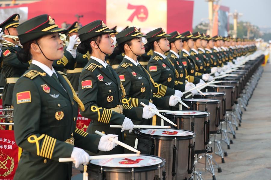 解放軍聯合軍樂團在廣場就位后進行準備工作和試奏。據了解，解放軍聯合軍樂團此次演奏是從開國大典至今歷次閱兵以來演奏曲目最多的一次，不少曲目是為此次閱兵量身打造的全新作品，此次也是歷次女演奏員最多的一次。