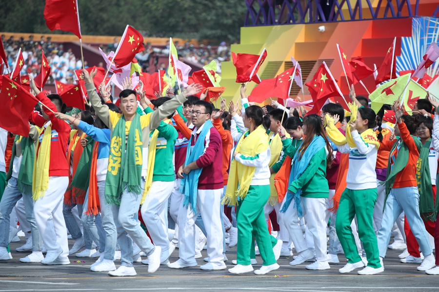 群眾大游行，歡樂的海洋！
