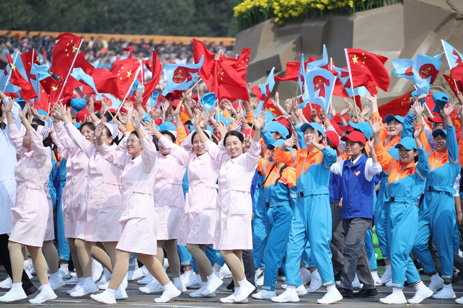 群眾大游行，歡樂的海洋！