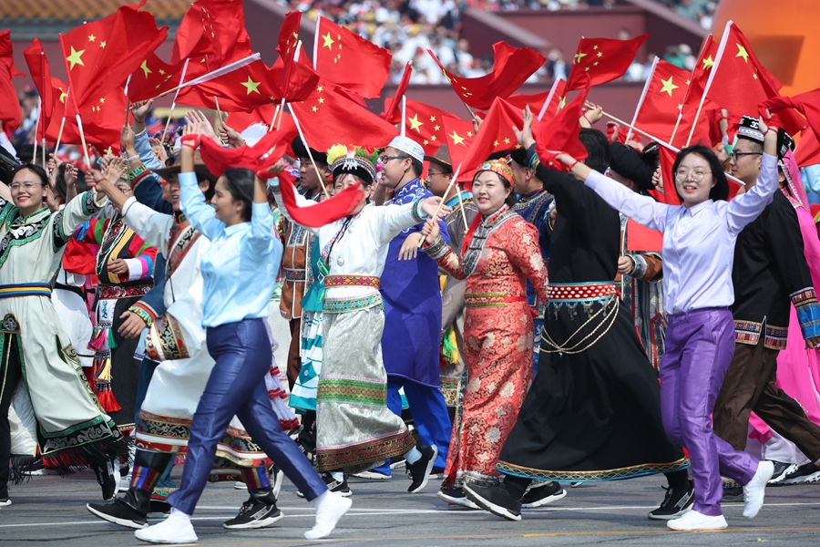 群眾大游行，歡樂的海洋！