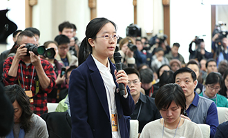 人民日?qǐng)?bào)記者在會(huì)上提問(wèn)