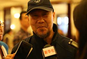 騰格爾委員接受媒體記者采訪(fǎng)