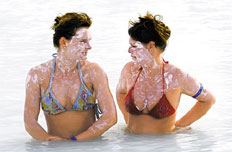 冰島藍(lán)湖 一池之隔的"冰火兩重天"