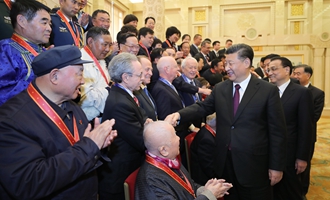 慶祝大會(huì)結(jié)束后，習(xí)近平等會(huì)見(jiàn)受表彰人員及親屬代表