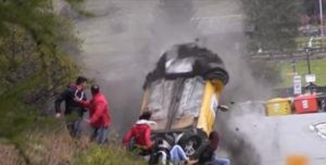 史上最幸運(yùn)撞車！圍觀群眾躲過一劫