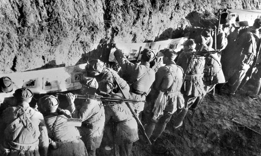 1948年冬，淮海戰(zhàn)役期間，雙堆集前沿陣地舉辦的戰(zhàn)地影展，深受解放軍戰(zhàn)士歡迎。新華社稿  袁克忠攝