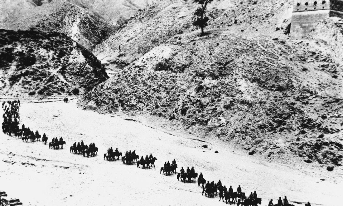 1937年11月太原失守后，八路軍向華北敵后挺進(jìn)，分兵發(fā)動(dòng)群眾，開展敵后游擊戰(zhàn)爭，創(chuàng)建敵后根據(jù)地。新華社稿　沙飛攝