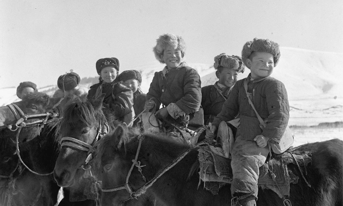 1964年春，新疆伊犁哈薩克自治州昭蘇縣的哈薩克族小學(xué)生們。新華社記者武純展攝