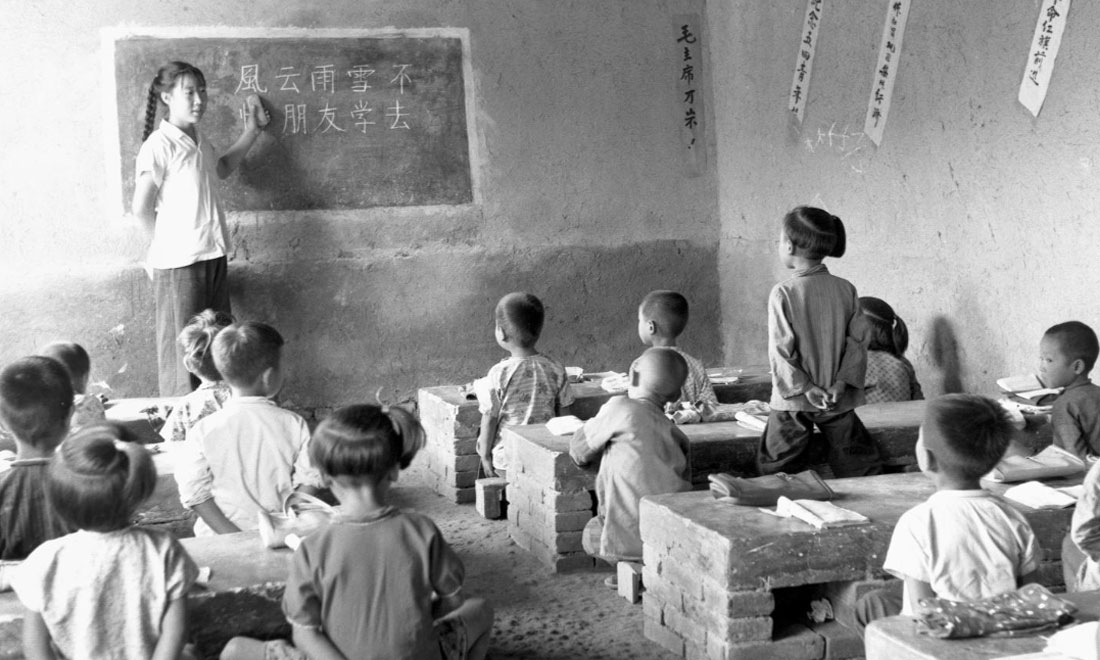 1964年夏，河北省壩縣煎茶鋪公社西煎大隊(duì)，一所耕讀小學(xué)的學(xué)生們?cè)谏险n。新華社記者梁一丁攝