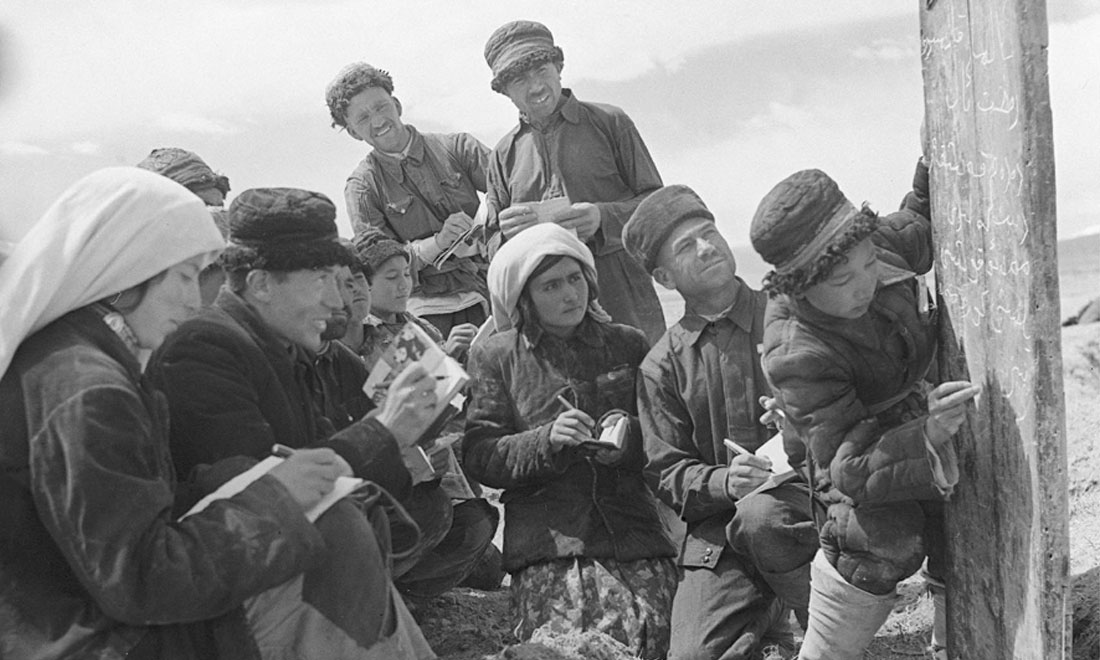 1960年6月，新疆慕士塔格峰下，大人們?cè)谛W(xué)生幫助下學(xué)習(xí)文化。新華社記者武純展攝