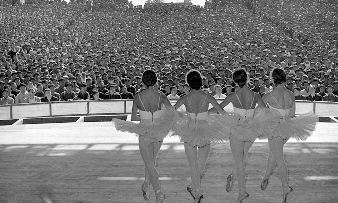 1957年10月，蘇聯(lián)國立新西伯利亞歌劇芭蕾舞劇院為北京石景山鋼鐵廠工人演出。新華社記者鄭震孫攝