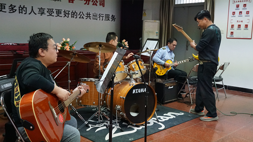 追夢(mèng)中國人|侯孝輝：左手方向盤，右手麥克風(fēng)