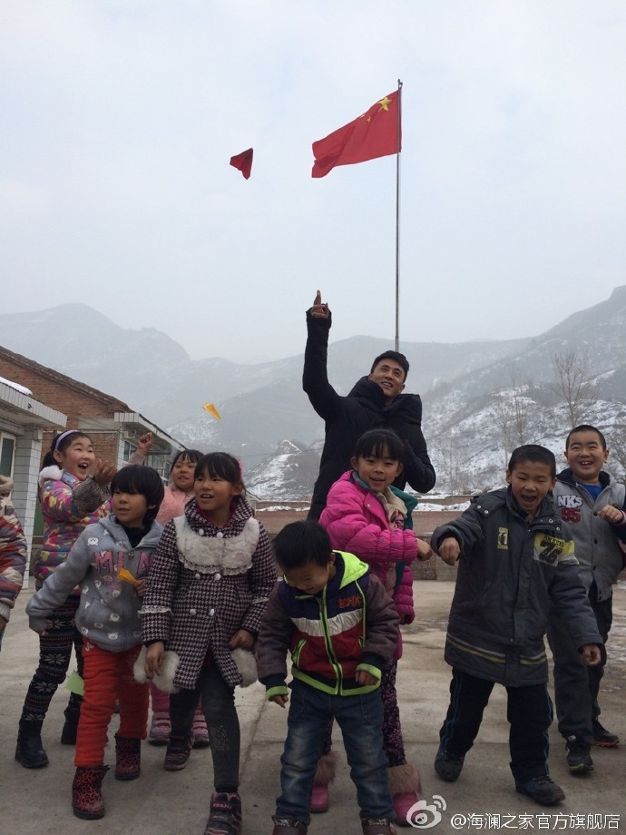 2015年&ldquo;多一克溫暖&rdquo;著名演員杜淳加入溫暖行動(dòng)。暖男杜淳很快和孩子們打成了一片，他和孩子們聊起了夢(mèng)想，讓孩子們將它寫(xiě)在紙上并折成紙飛機(jī)，領(lǐng)著孩子們來(lái)到操場(chǎng)上將帶著夢(mèng)想紙飛機(jī)放飛。