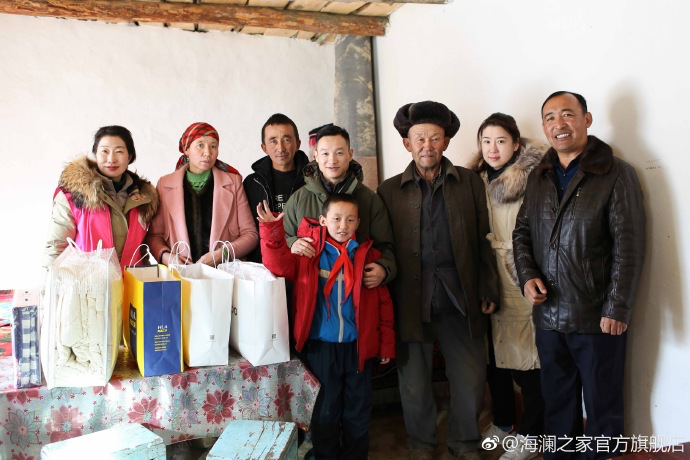 奧運(yùn)冠軍體操名將楊威把溫暖帶到北疆小朋友們的家中，把體育精神與奮斗的信念，傳遞到所有北疆孩子們的心中。