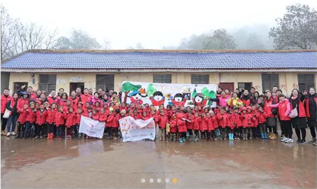 2018年11月6日，&ldquo;多一克溫暖&rdquo;團(tuán)隊(duì)走進(jìn)大涼山深處。為孩子們送去冬衣的同時(shí)，海瀾之家聯(lián)合網(wǎng)易打造在線課程平臺(tái)，把優(yōu)質(zhì)的教育資源也傳遞到偏遠(yuǎn)山區(qū)。同年，知名導(dǎo)演陸川特別參與監(jiān)制了&ldquo;多一克溫暖&rdquo;微電影《信歌》，為山區(qū)送去&ldquo;暖身又暖心&rdquo;的力量。