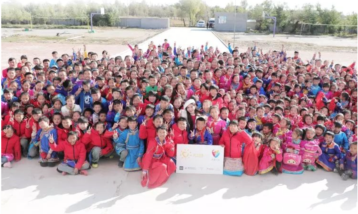 不知不覺(jué)，&ldquo;多一克溫暖&rdquo;已經(jīng)步入第六年。2019年10月14日，林志玲首次作為公益同行人，攜手鳳凰網(wǎng)&ldquo;護(hù)童計(jì)劃&rdquo;，與&ldquo;多一克溫暖&rdquo;一起趕赴內(nèi)蒙古回訪茫汗蘇木中心校的&ldquo;志玲姐姐之家&rdquo;，給那里的孩子送去溫暖。