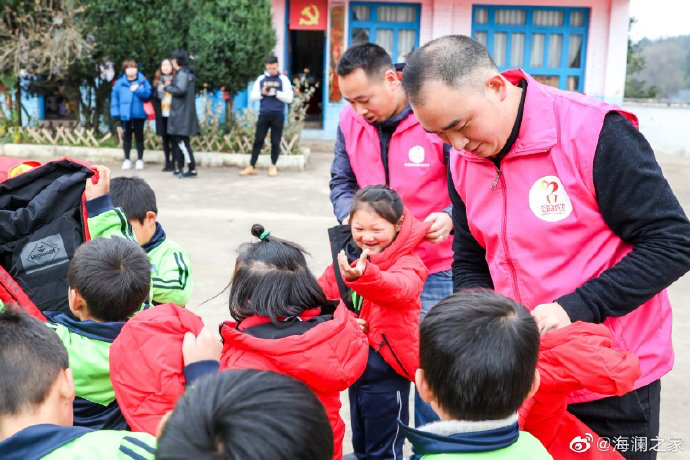 2019年11月，海瀾之家的志愿者們來(lái)到了貴州六盤水市的南開(kāi)鄉(xiāng)。這里地域偏遠(yuǎn)溝壑縱橫。志愿團(tuán)隊(duì)就這樣小心謹(jǐn)慎的行駛在霧蒙蒙的山路上，堅(jiān)持把物資送到了塢鉛小學(xué)的孩子們手里。