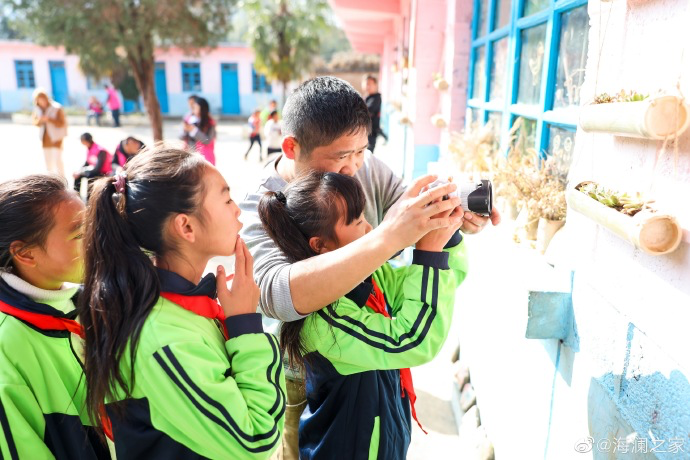 盡管身處大山，塢鉛小學(xué)卻到處都是驚喜，自制插花、獨(dú)一無(wú)二的石頭畫(huà)、杉木墩上的24節(jié)氣圖&hellip;&hellip;孩子們從不缺少發(fā)現(xiàn)美的眼睛。2019年，海瀾之家特別準(zhǔn)備了攝影課堂，讓孩子們通過(guò)拍照的方式自由地傳達(dá)真善美。