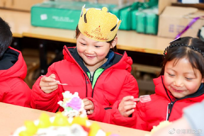 從暖身到暖心，海瀾之家的志愿者們不僅為孩子們帶去了學(xué)習(xí)用品，還帶去了生日蛋糕，給孩子們過(guò)了一個(gè)難忘的生日party。生長(zhǎng)在山區(qū)的他們，過(guò)生日也只能和在外打工的父母通個(gè)電話，許多孩子還是第一次和這么多人一起吹蠟燭許生日愿望。