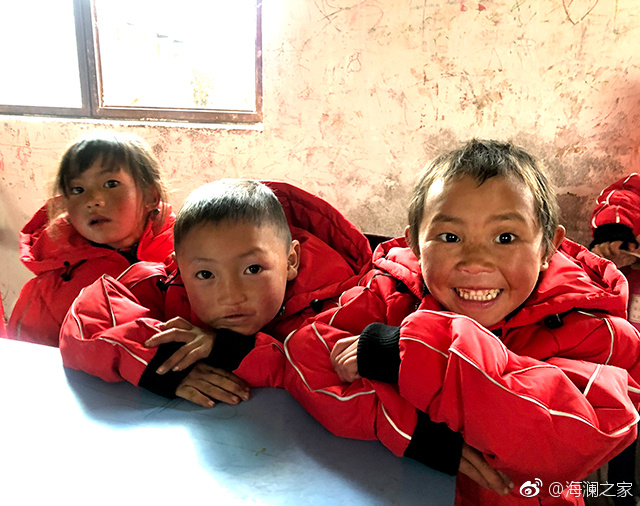 在四川省西南部川滇交界處的大涼山深處，坐落著一所紅旗小學(xué)。每當(dāng)最寒冷的季節(jié)到來(lái)，這里的許多孩子們不得不共用一件冬衣御寒。 &ldquo;多一克溫暖&rdquo;與暖流計(jì)劃記錄下了孩子們開(kāi)心的笑臉。這些笑臉，都是&ldquo;多一克溫暖&rdquo;前行中的源源動(dòng)力。