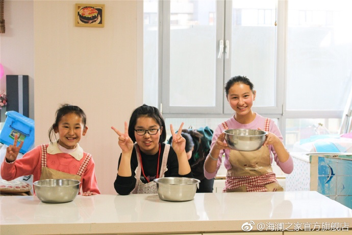 2017年 &ldquo;寒令營(yíng)&rdquo;團(tuán)隊(duì)從不同角度，為北疆山區(qū)的孩子們打開(kāi)了一個(gè)豐富的世界。來(lái)到北京，他們觀看了升旗儀式，參觀了故宮，走進(jìn)北京海洋館和動(dòng)物園。這次寒令營(yíng)，展現(xiàn)在他們面前的是此前從未看到過(guò)的世界，意義非凡。