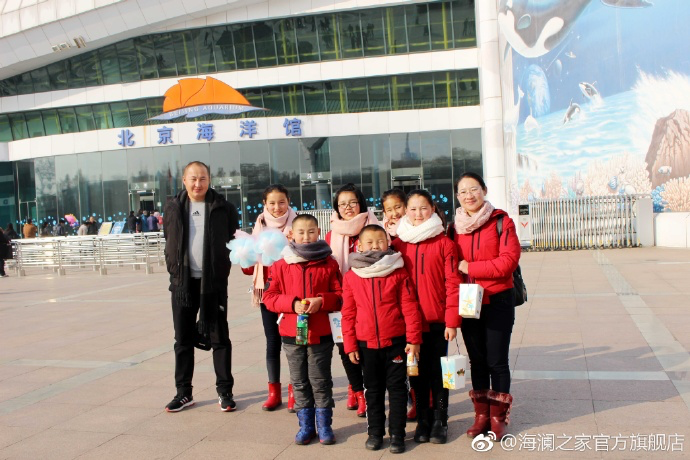 在海洋館，充滿求知欲和好奇心的孩子們像是一個(gè)個(gè)落入仙境的愛(ài)麗絲，不斷地提問(wèn)，并用手中的紙筆和相機(jī)，記錄每一個(gè)畫(huà)面和知識(shí)，說(shuō)要回去講給其他小伙伴和家人們聽(tīng)。