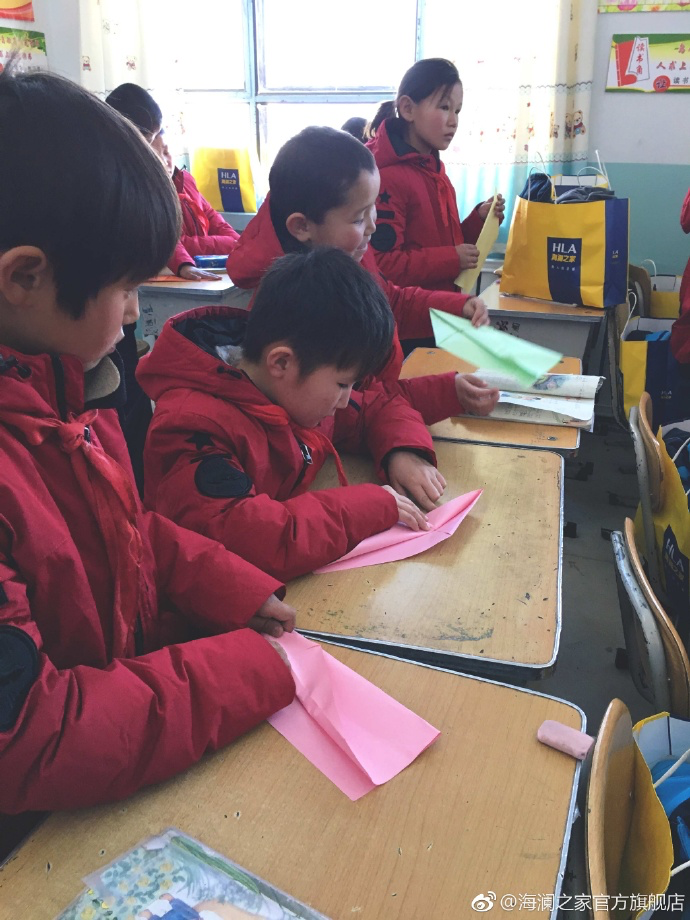&ldquo;多一克溫暖&rdquo;的志愿者為孩子們帶去承載夢(mèng)想的手工課，孩子們通過(guò)剪紙、畫(huà)畫(huà)、折紙飛機(jī)，讓自己的夢(mèng)想在手中凝聚，隨紙飛機(jī)一起飛向天空，為凜冬帶來(lái)五彩斑斕的希望。