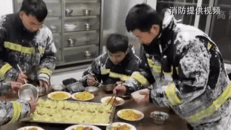 零下14度滅火后 消防員吃飯這一幕讓人心疼！