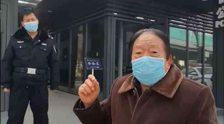 社區(qū)封閉，76歲的他為什么要出來